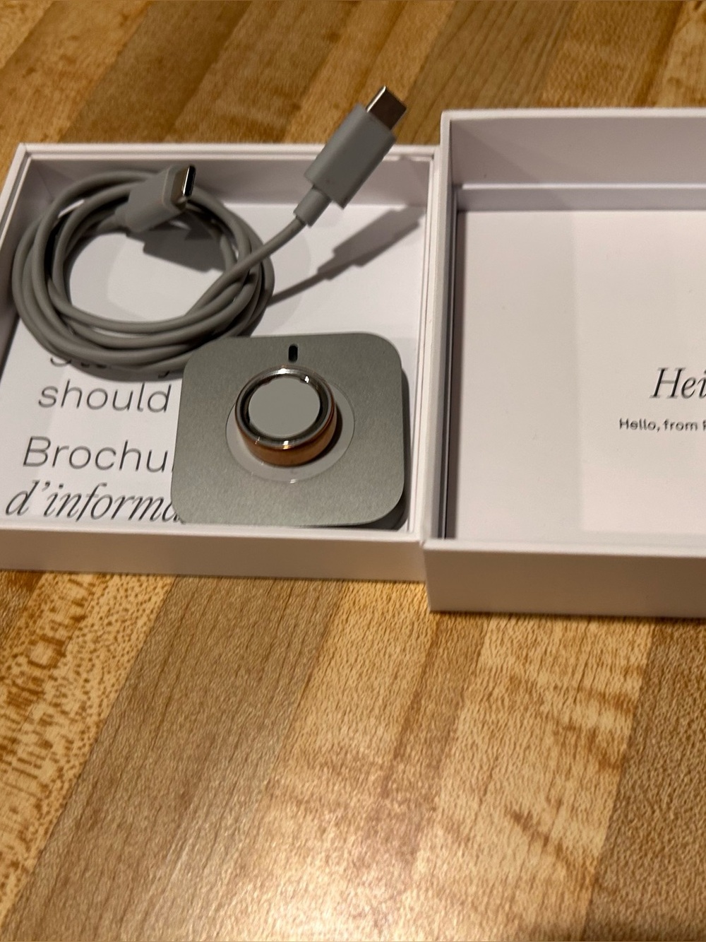Oura Ring 4 - Rose Gold - Size 5 includes USB-C Cable and charger